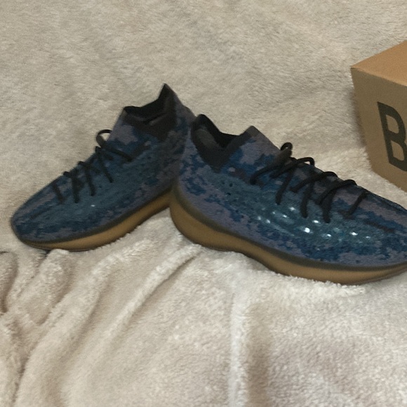 Yeezy Boost 380 - Picture 3 of 10